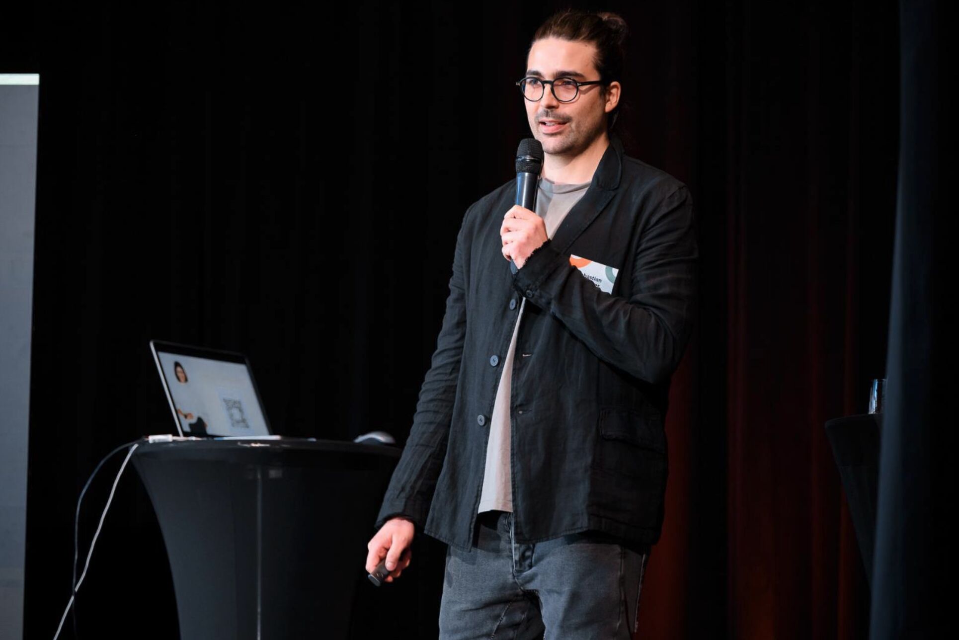 Sebastian Podesser auf der Bühne mit Mikrofon